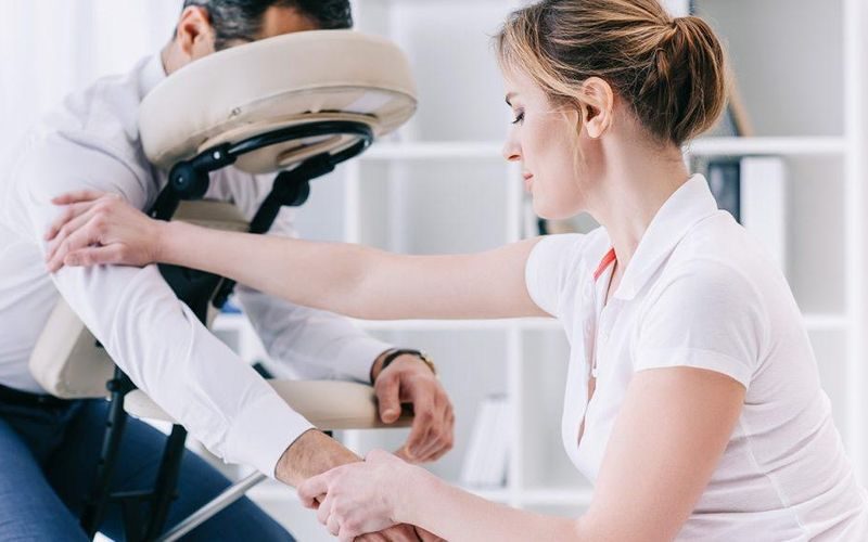 Séance d'amma assis sur chaise de massage, prestation en entreprise en Normandie
