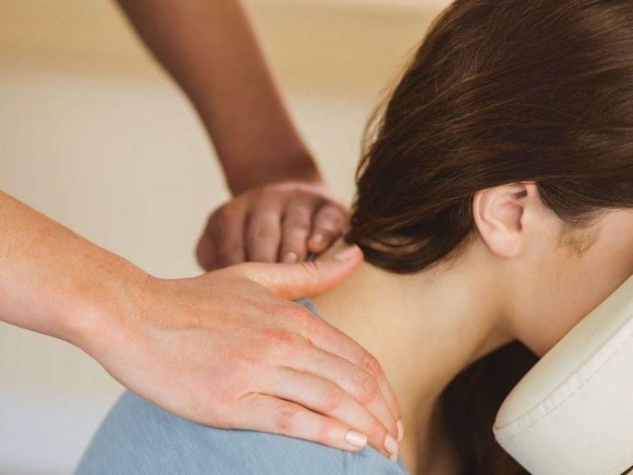 Massage assis des épaules au bureau, bien-être au travail sur Caen la Mer
