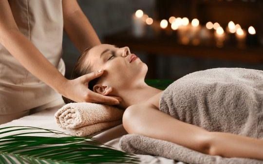 Massage bien-être du visage et de la nuque en cabine, relaxation dans le Calvados