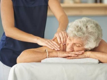 Massage du dos d'une personne âgée, prestation en EHPAD et résidence senior dans le Calvados